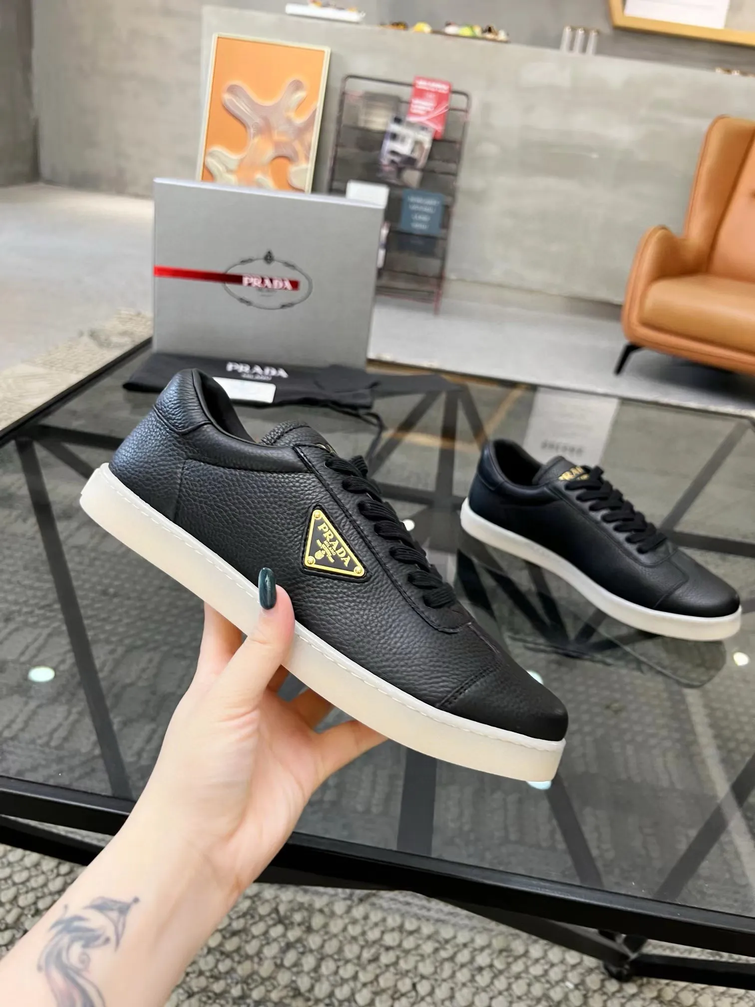 Factory price: 400💰Prada new men's leather sports shoes, the highest version on the market, any comparison is welcome🆚! The original leather has excellent texture and is super high-end! Fetal sheep net lining imported from Italy, removable pad! Luxurious materials and fine workmanship, highly recommended! Code number: 38-44, customized 45